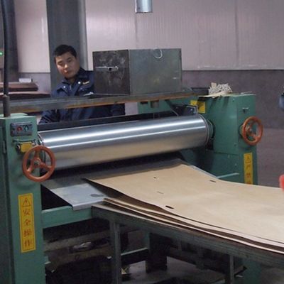 Ausgeführte Ledar-Furnierholz-Scheibe schnitt Farbe des Technik-geraden Korn-X757 Brown für Wandverkleidungs-China-Hersteller