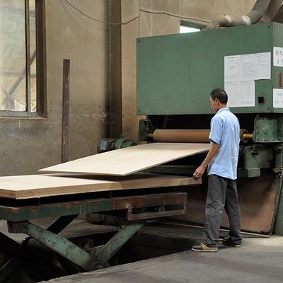 Täfelt fantastisches Hickory-zweifarbiges Krone Korn basiertes MDF-/Spanplatten-Furnier-Blatt 2440x1220mm