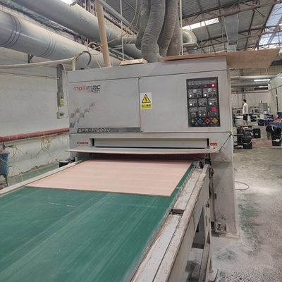Ausgefallenes Sperrholz, natürliches Teakholzfurnier, kontrastierende Viertelmaserung, ohne Farbe, für dekorative Tafel im Innenbereich