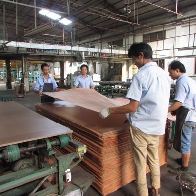 Hochwertige Holzverzierungen Farbige Buche CB-X5488 Schwarz 1,8 mm für Wandholzplatten E1/E0 China Factory
